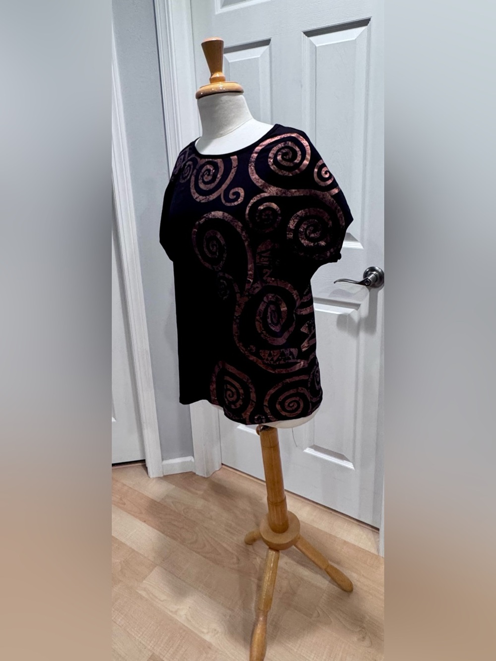 Gustav Klimt-inspired black tee with copper swirls (XL) - Picture 9 of 11